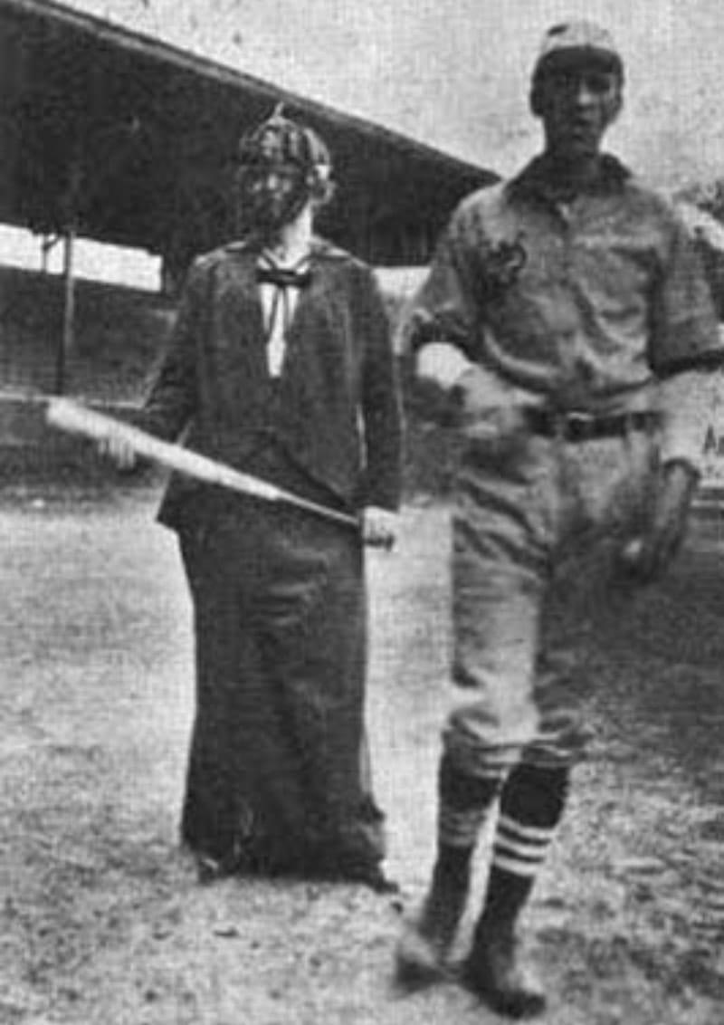 1914年，Jessamine Whitney(右)受邀担任慈善棒球比赛的裁判. Standing next to her is player Pat Witherbee. (摘自《沙巴体育平台点击进入》第6卷. 32)